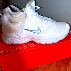 New in Box! NIKE Women’s View II walking sneaker.